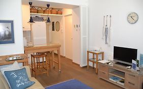 Vouliagmeni Seaside Flat